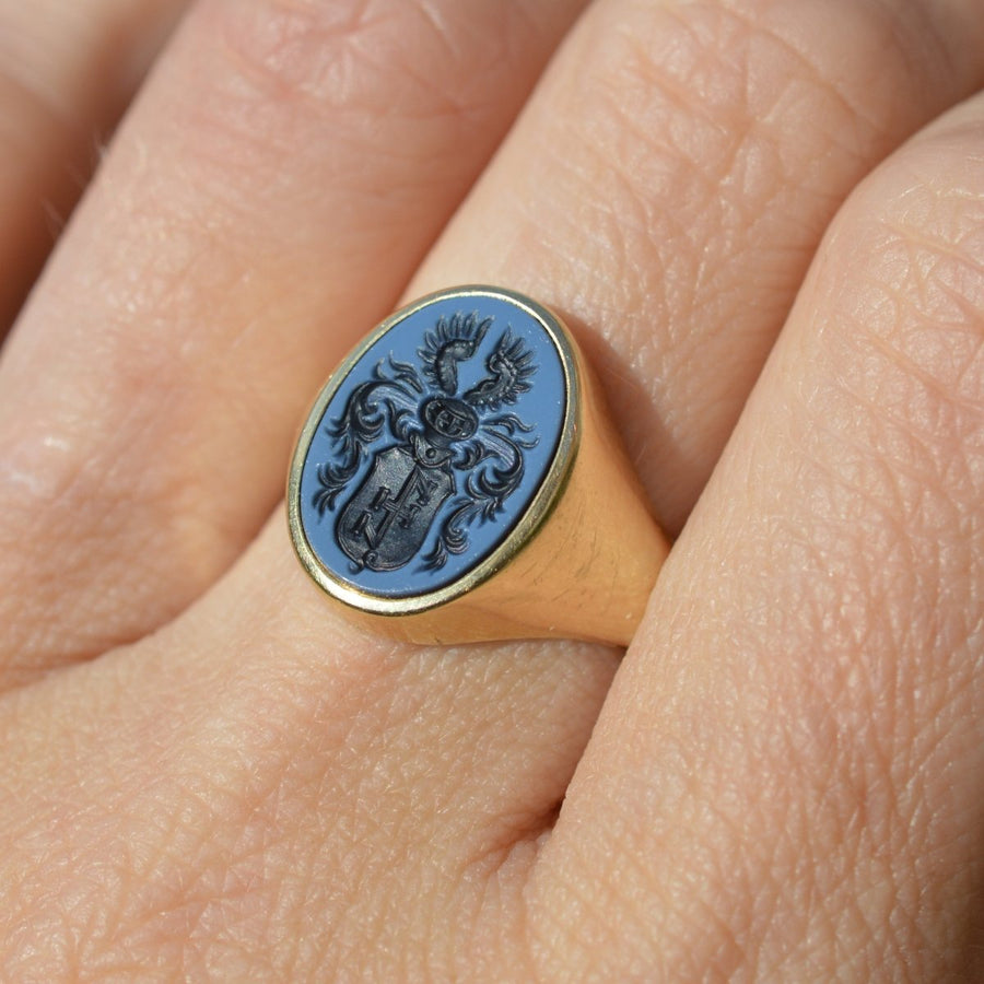 Early 20th Century 14ct Gold Sardonyx Signet Ring with Armorial Intaglio Crest | Parkin and Gerrish | Antique & Vintage Jewellery