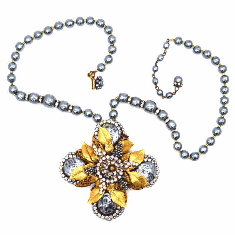 Collier Miriam Haskell du milieu du siècle en or doré, « perle noire » et strass avec un pendentif en forme de croix